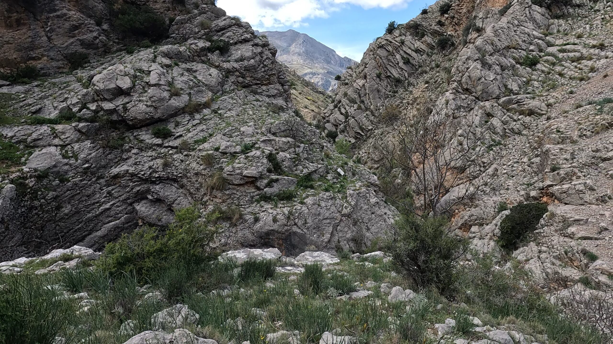 Wanderung zur Caldera del Tío Lobo – spektakuläre Felsformationen entlang des Weges.