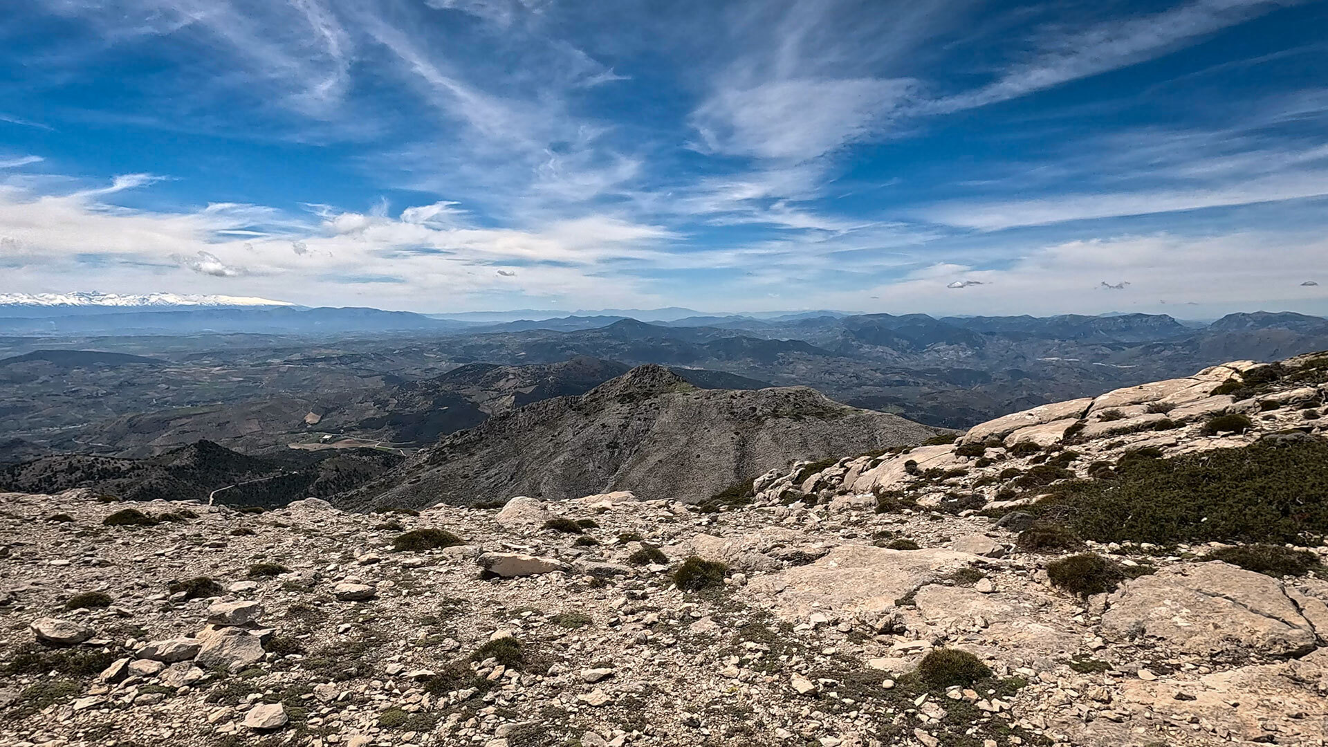 Ein Panorama von atemberaubender Weite – vom Pico Mágina bis zu den schneebedeckten Gipfeln der Sierra Nevada.