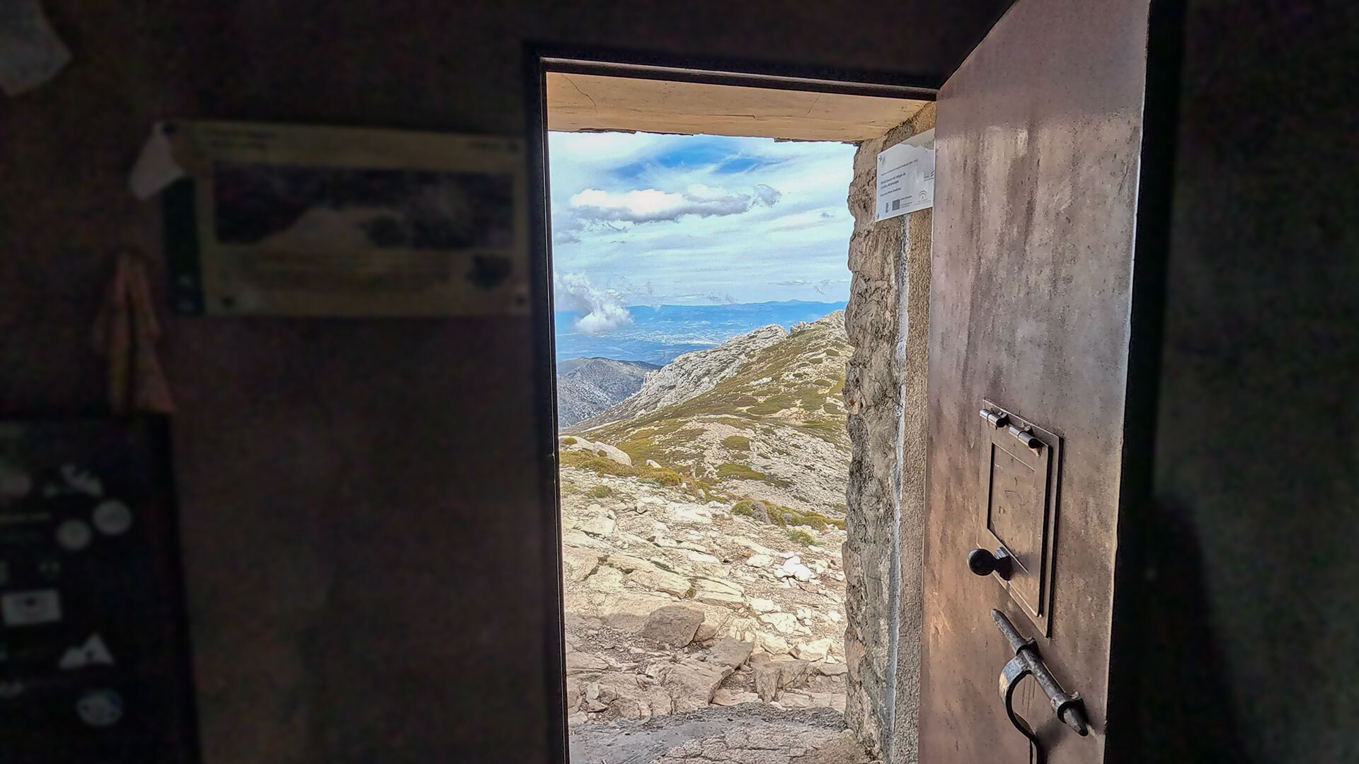 Blick vom Refugio de Miramundos auf die Sierra Mágina.