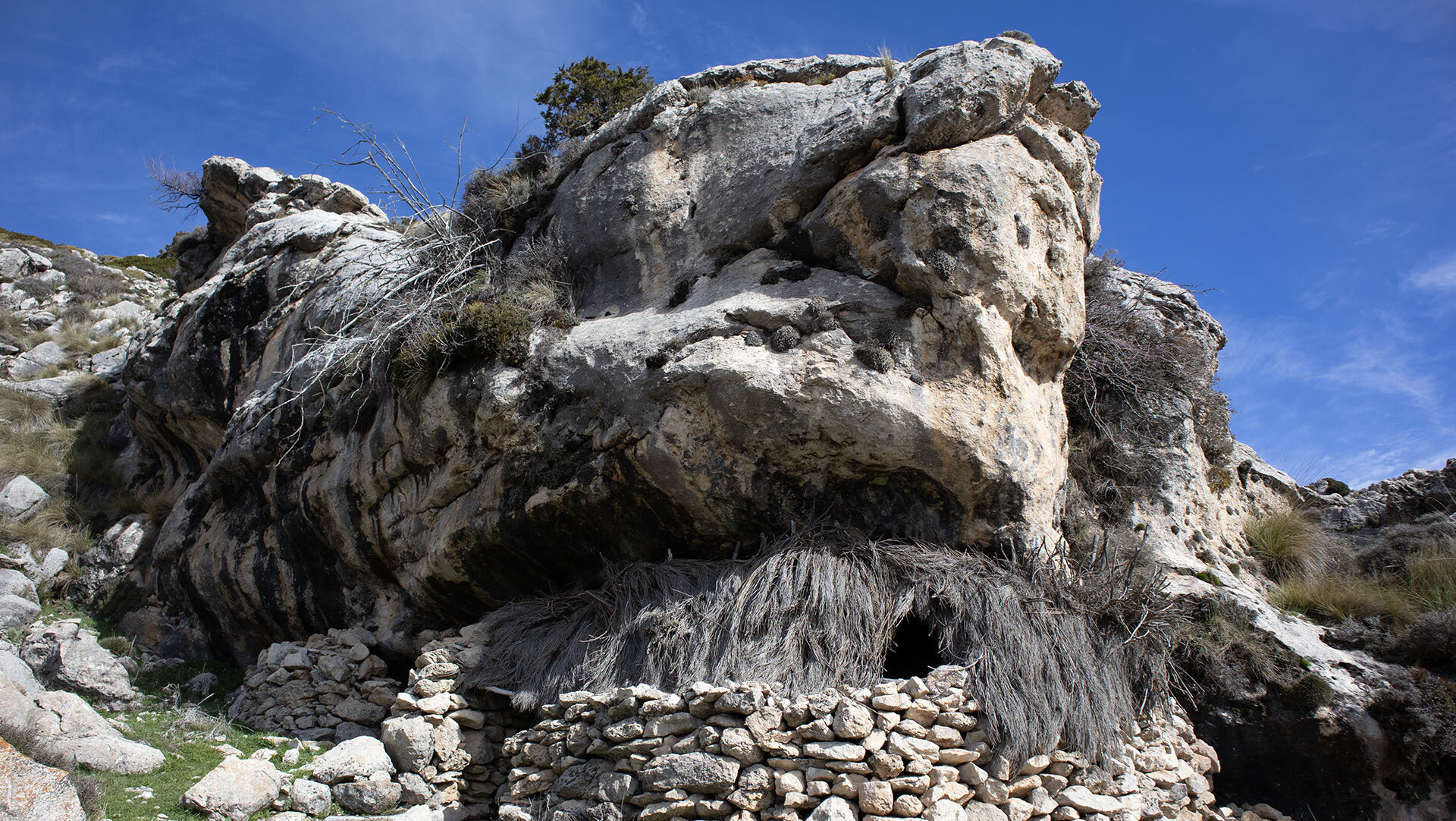 Hirtenhütten im Barranco del Buey – geschickt im Schutz eines riesigen Felsens errichtet.