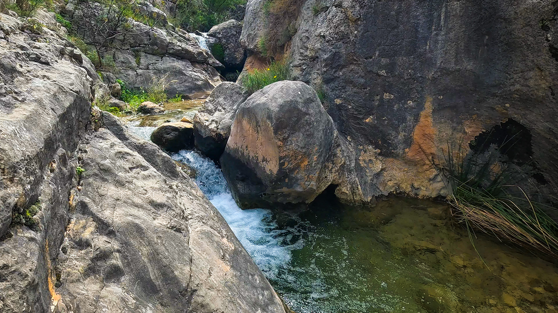 Wasserbecken im Bachlauf des Arroyo de la Eruela