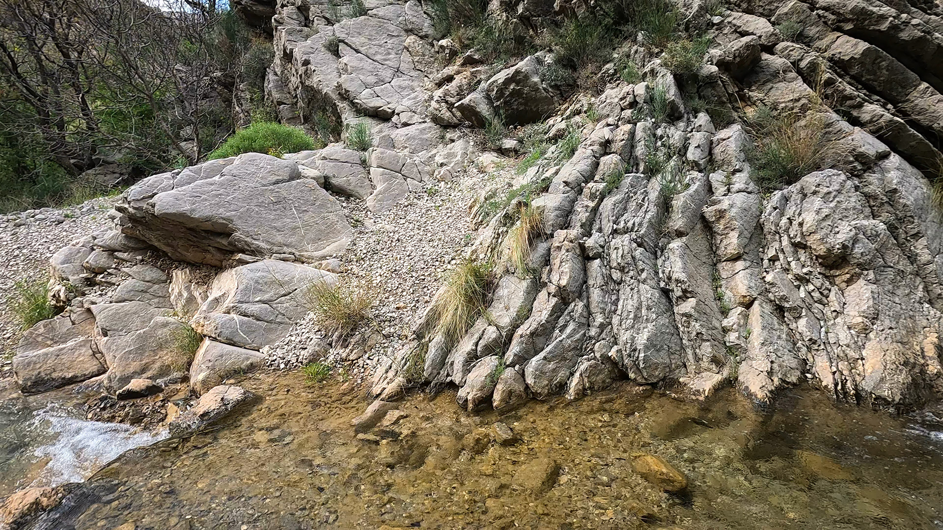 Gesteinsschichtungen im Arroyo de la Eruela.
