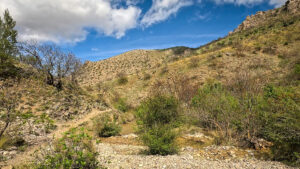 Berglandschaft der Sierra Mágina mit dem Arroyo de la Eruela