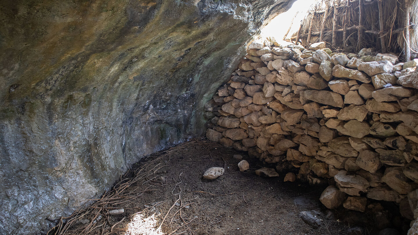 Hirtenhütten im Schutz von riesigen Felsen — Relikt aus der Vergangenheit.