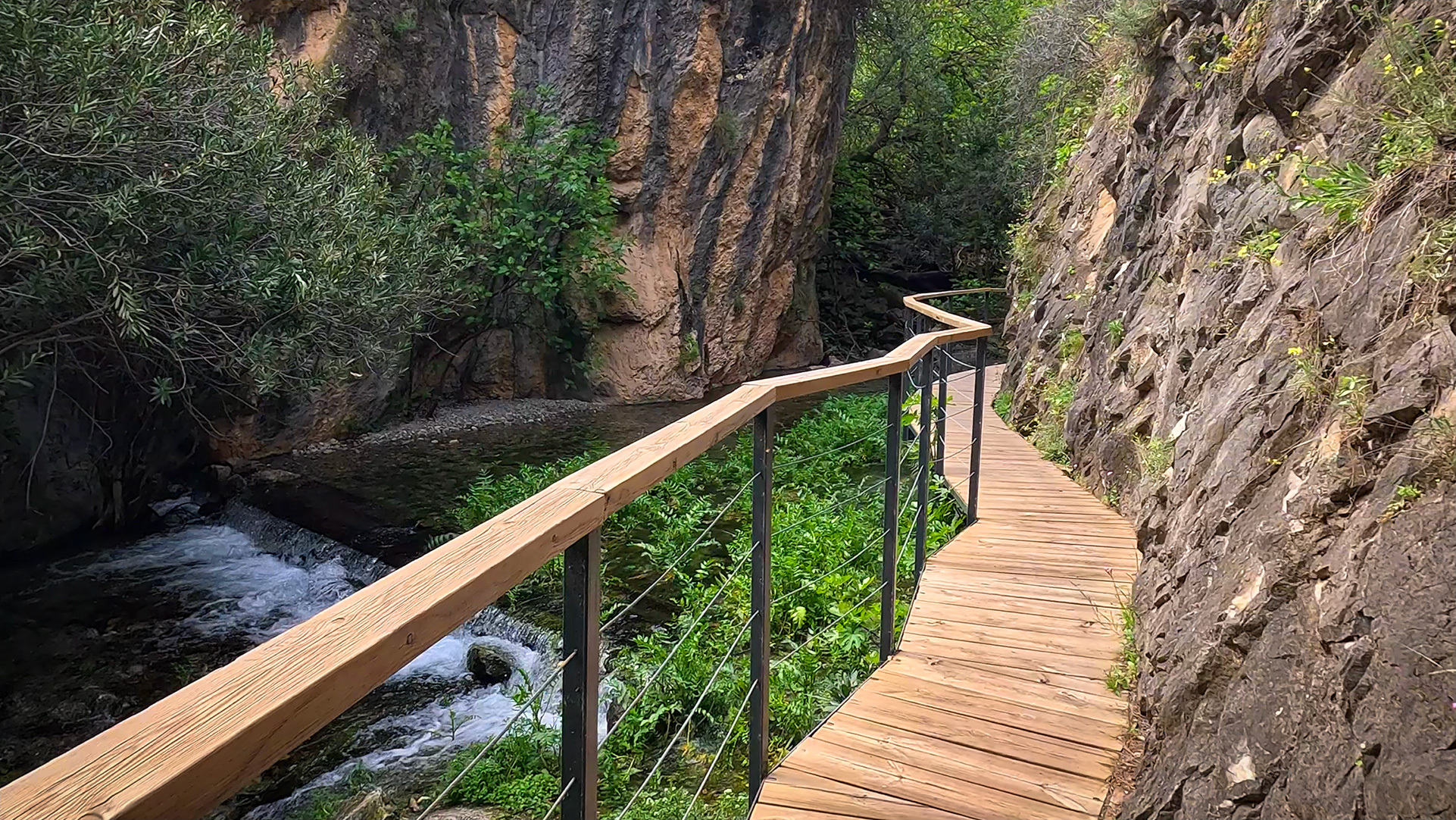 Steg im Quellgebiet des Río Cuadros bei Bedmar