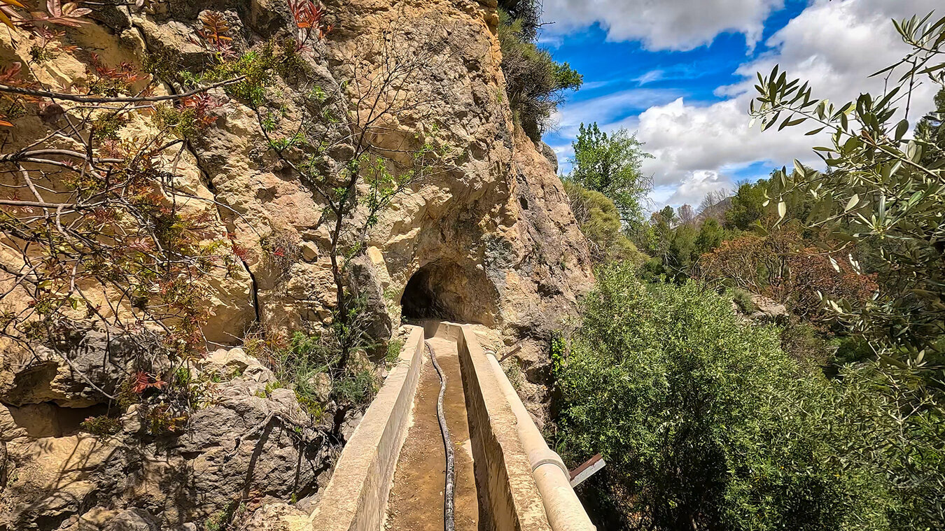 Tunnel Sendero de Las Viñas in der Sierra Mágina am Río Cuadros bei Bedmar.