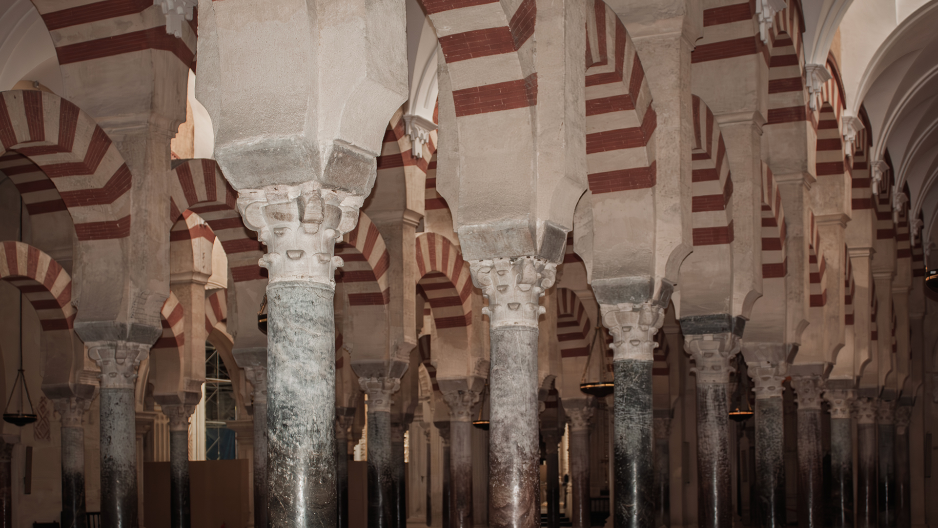 Maurische Säulen in der Mezquita-Catedral in Córdoba