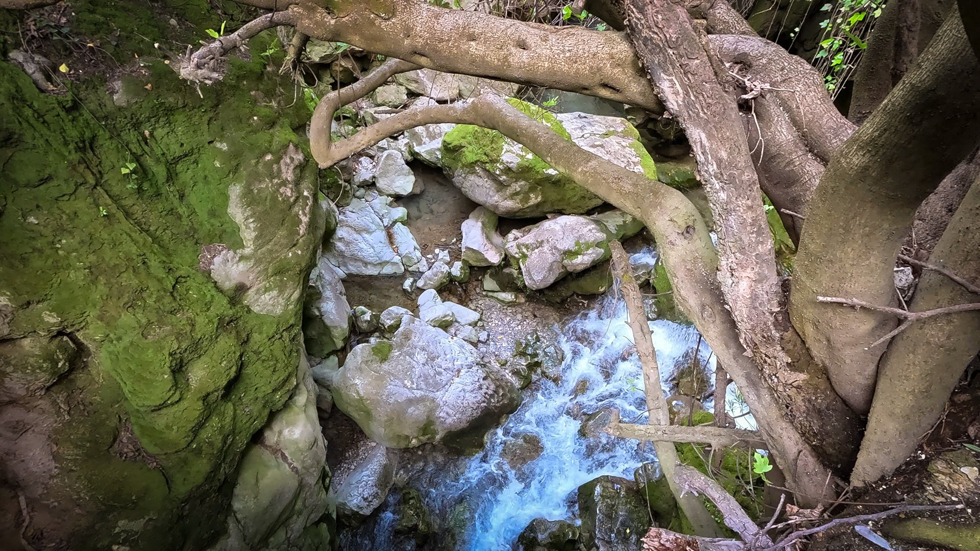Blick in die Schlucht des Rio Cuadros bei der Cueva del Agua