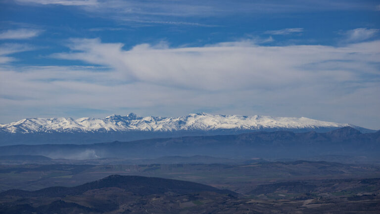 Die unbestrittene Königssaison der Sierra Mágina ist der Frühling – mit Fernblicken bis zur Sierra Nevada.