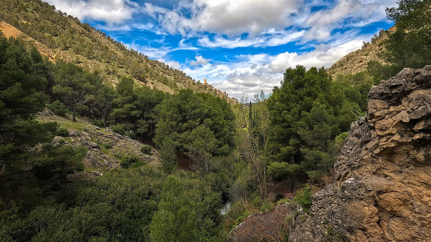 Schlucht am Rio Cuadros mit historischen Wachturm Torreón de Cuadros