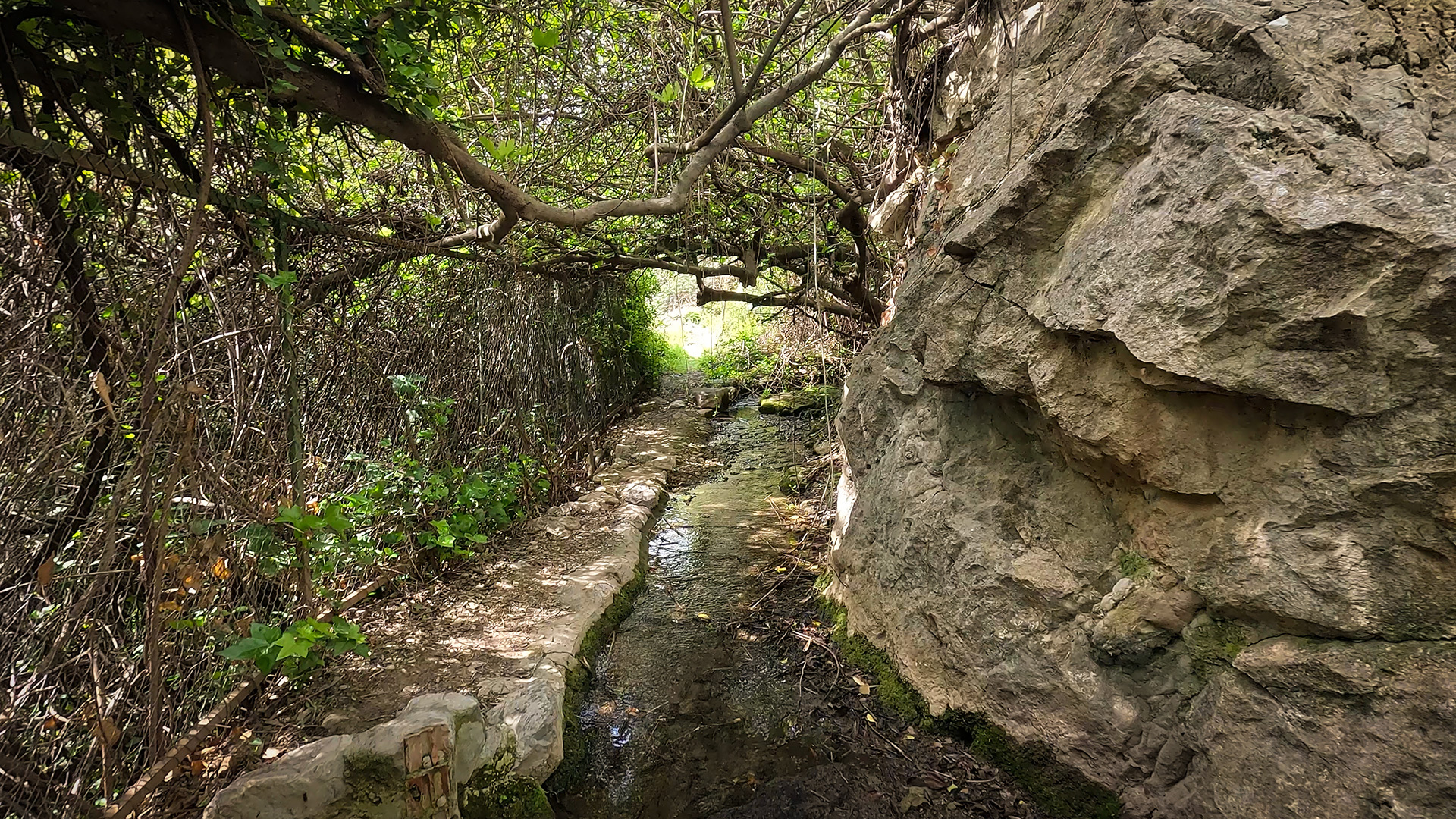 Wandern am Wasserkanal beim Río Cuadros – entlang der Schlucht in der Sierra Mágina.